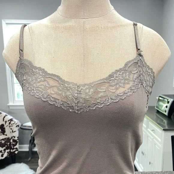 6 camis -assorted medium and large - Picture 2 of 6